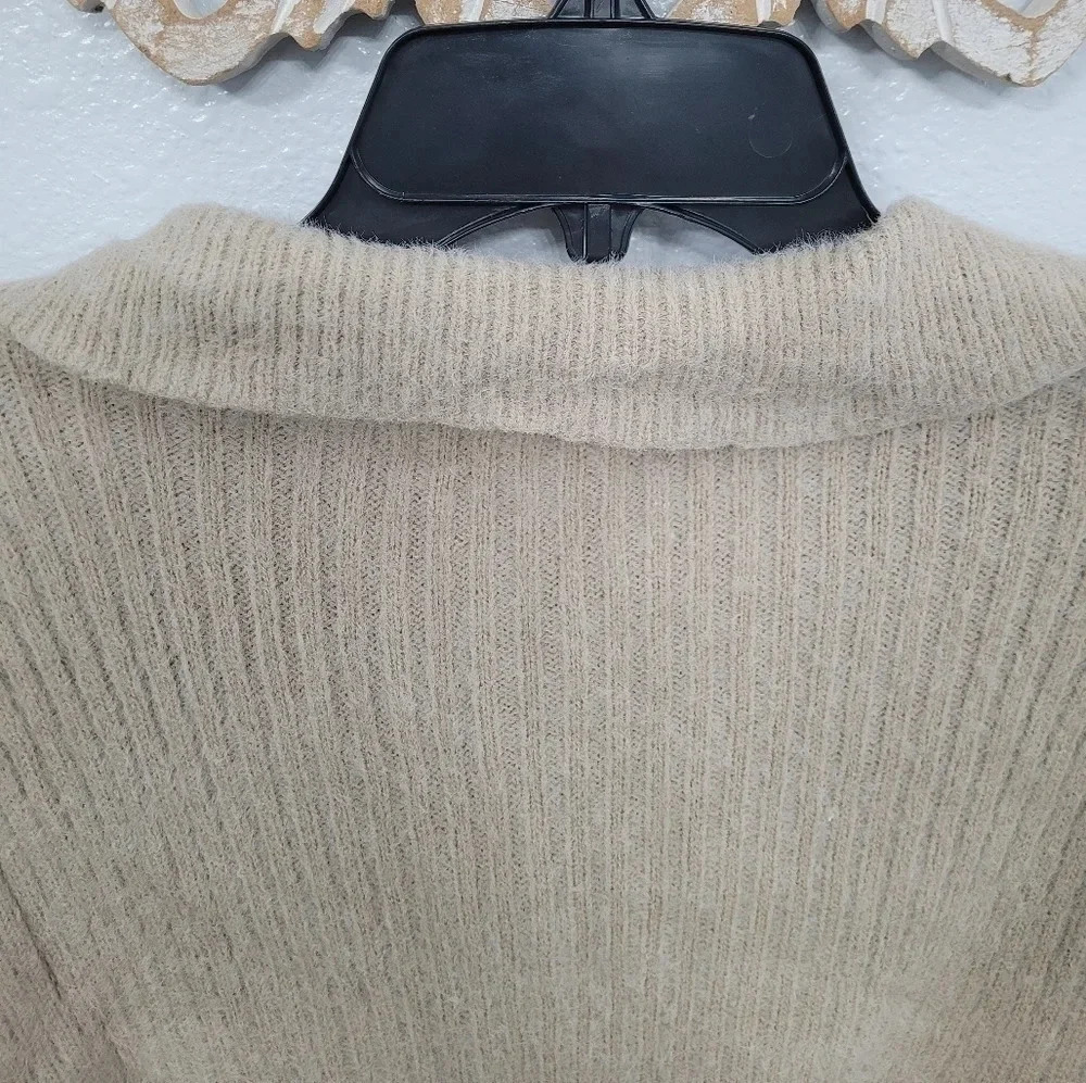 No Comment Collared Sweater - Picture 10 of 12